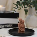 HUGGING COUPLE CANDLE